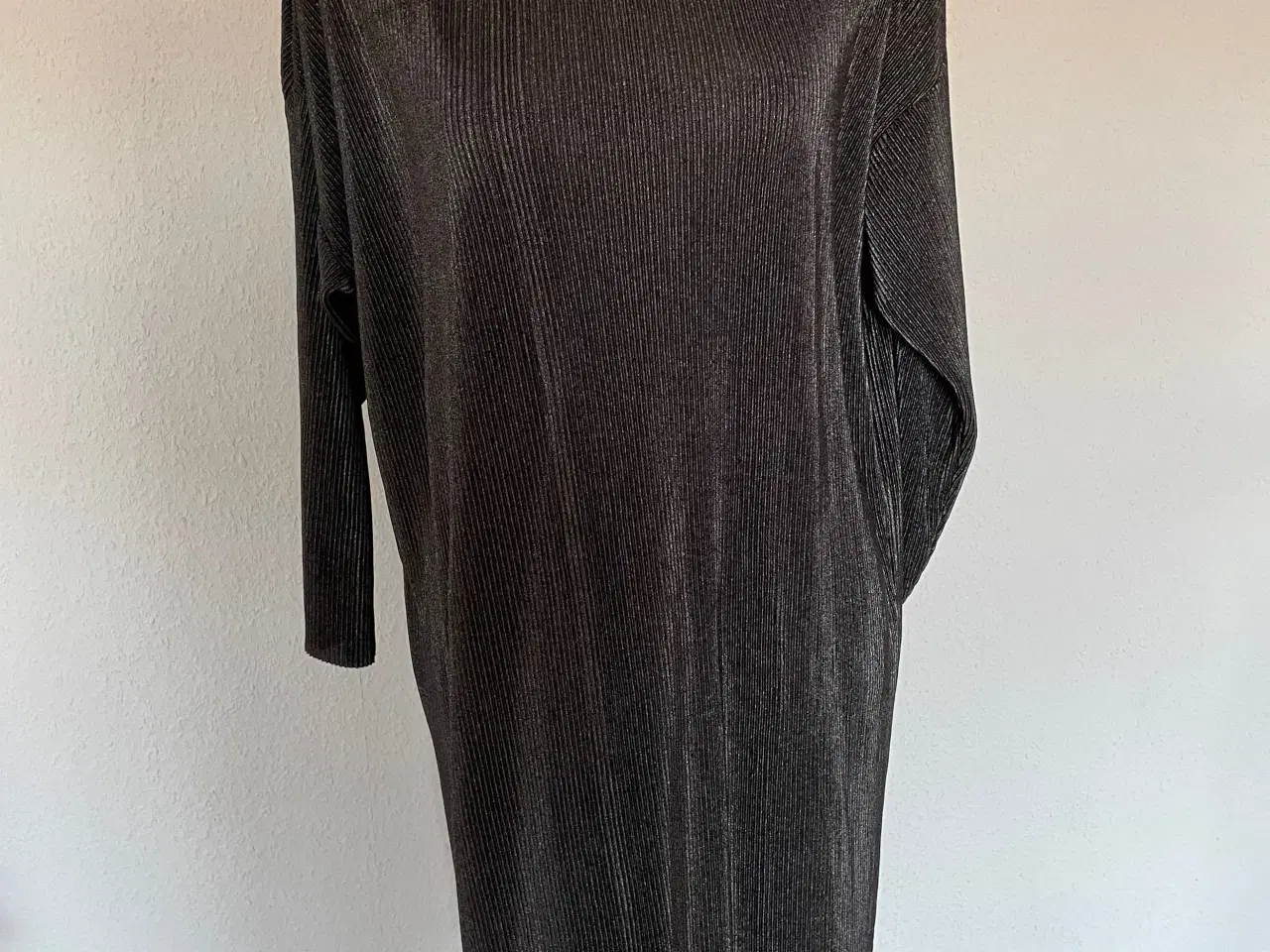 Billede 1 - NEDSAT Mørk grå plissé kjole fra Cha Cha str. L