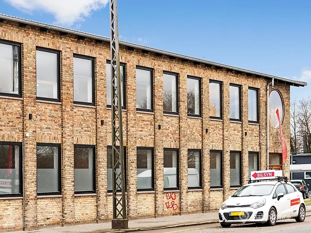 Billede 2 - Højloftet lækkert kontor / showroom / galleri / personlig træning o.lign. på Amager