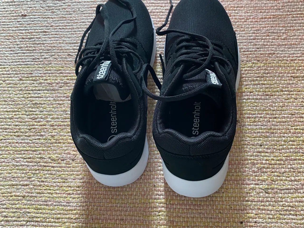 Billede 2 - Sorte sneakers str 36