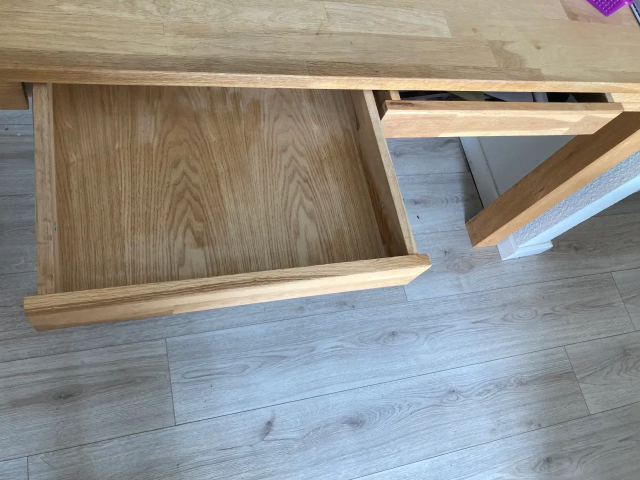 Billede 3 - Lille spisebord med to skuffer 