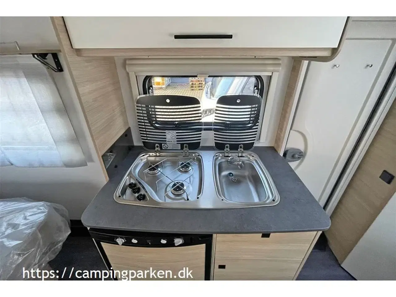 Billede 6 - 2024 - Caravelair ALBA 460 ARTIC   Let rejsevogn med mover, tagmonteret boksmarkise og meget mere - til elbilen