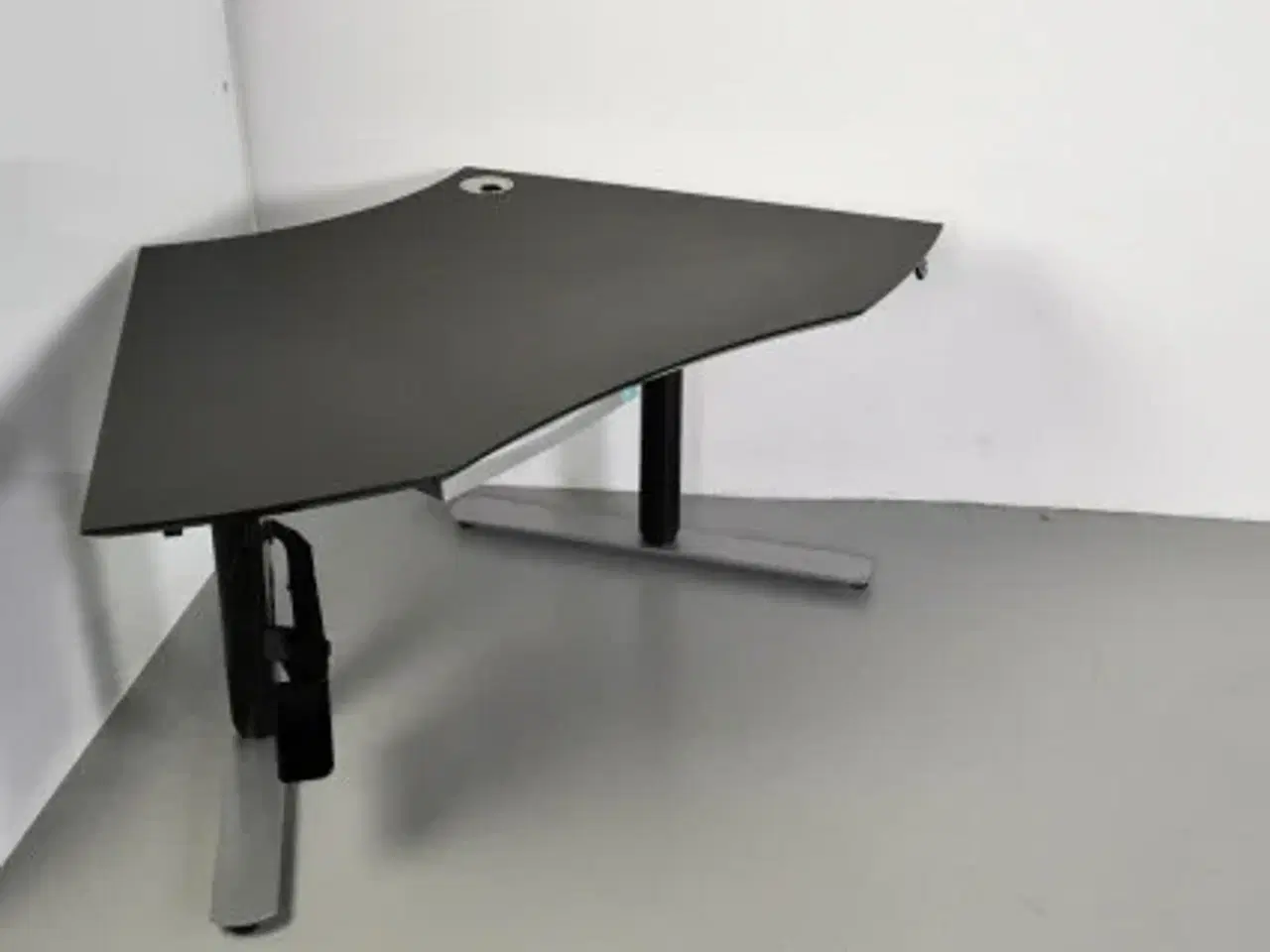 Billede 7 - Hæve-/sænkebord med sort linoleumsplade og sort og grå stel