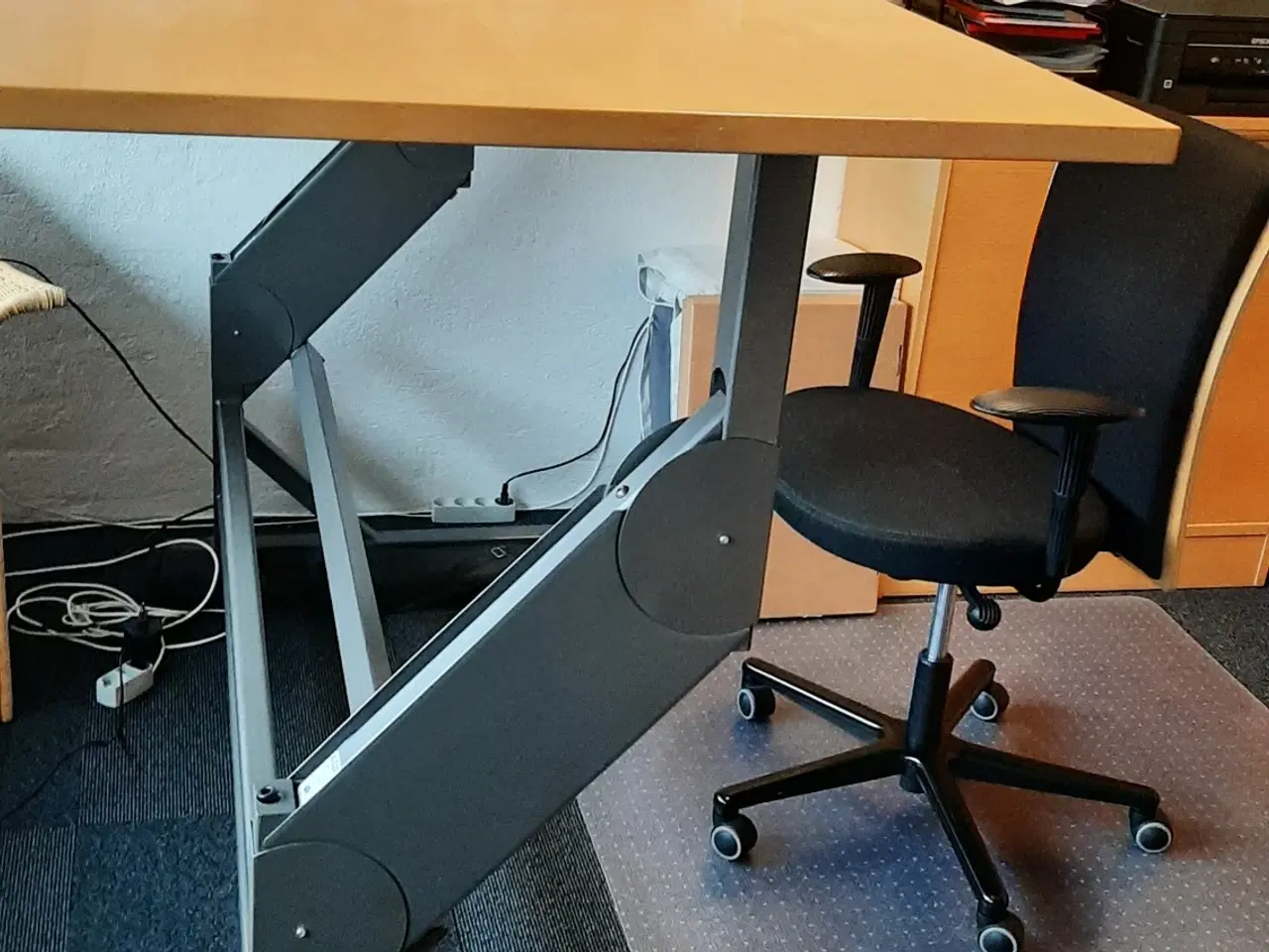 Billede 1 - Hæve/sænke skrivebord i lakeret bøg