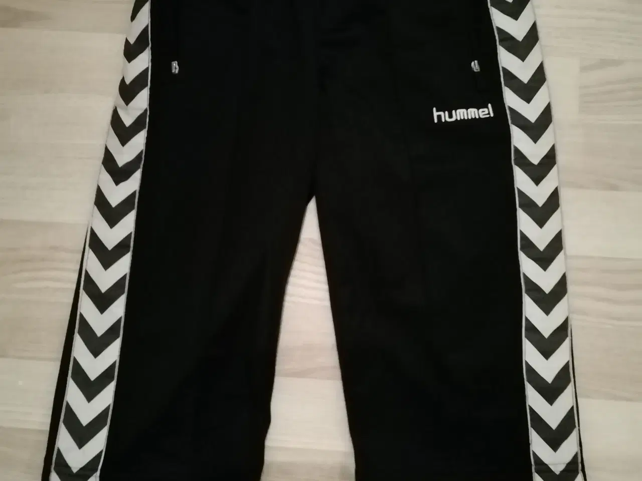 Billede 3 - windbreaker, t-shirts og shorts str. 152