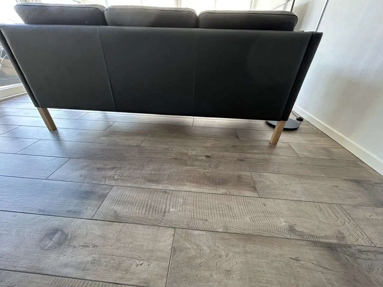 Billede 5 - Sort klassisk sofa med koldskum hynder