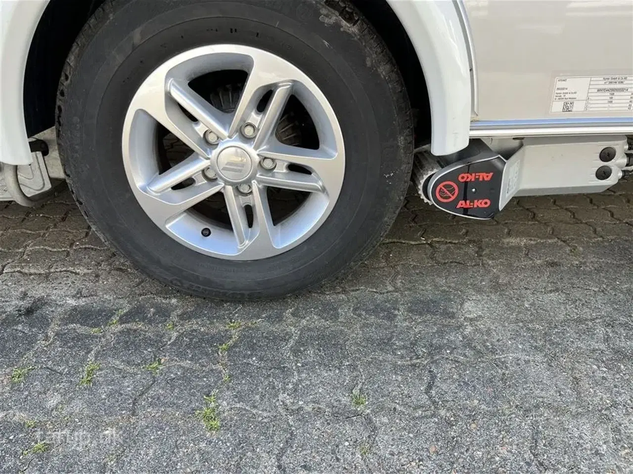 Billede 5 - 2022 - Hymer Feeling 442   Fortelt: Walker, mover, solceller, fast markise m sider og front, cykelholder, Truma UltraHeat, el- og gasboiler, endesiddegruppe, dobbeltseng