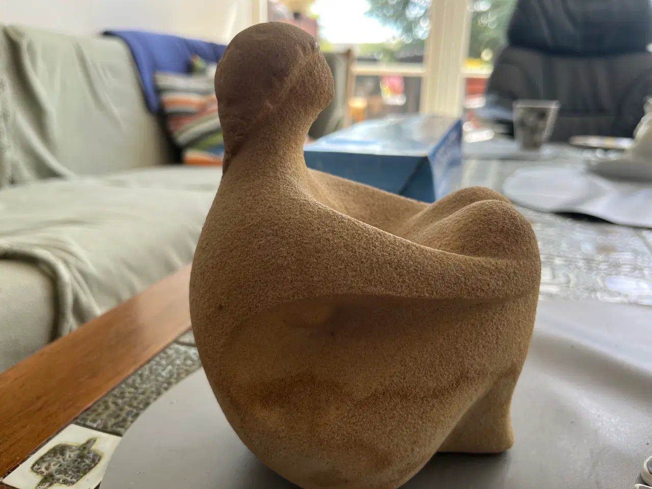 Billede 2 - Sandstens figur af siddende kvinde