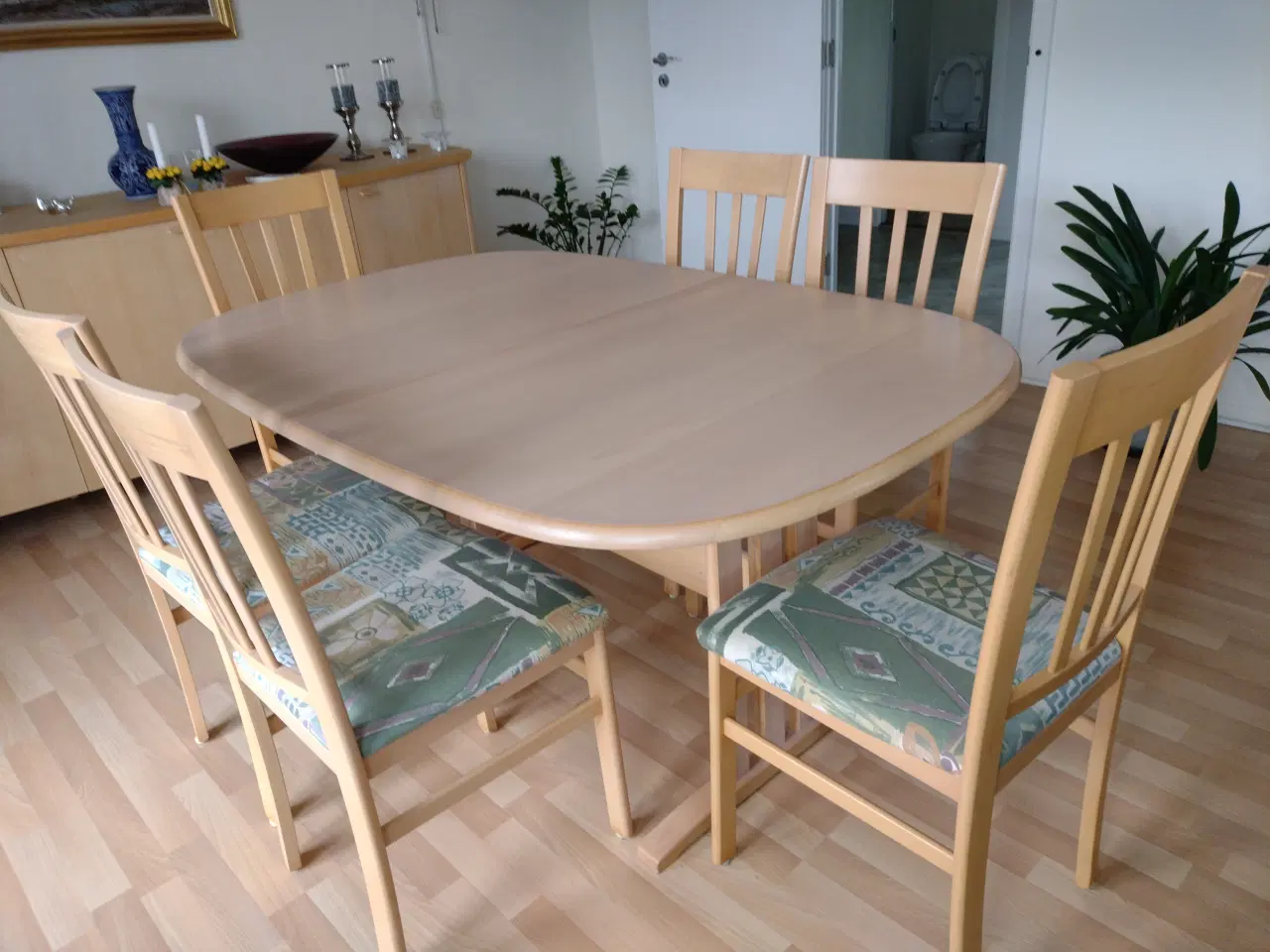 Billede 1 - Spisebord i lakeret bøg med 6 stk. stole.
