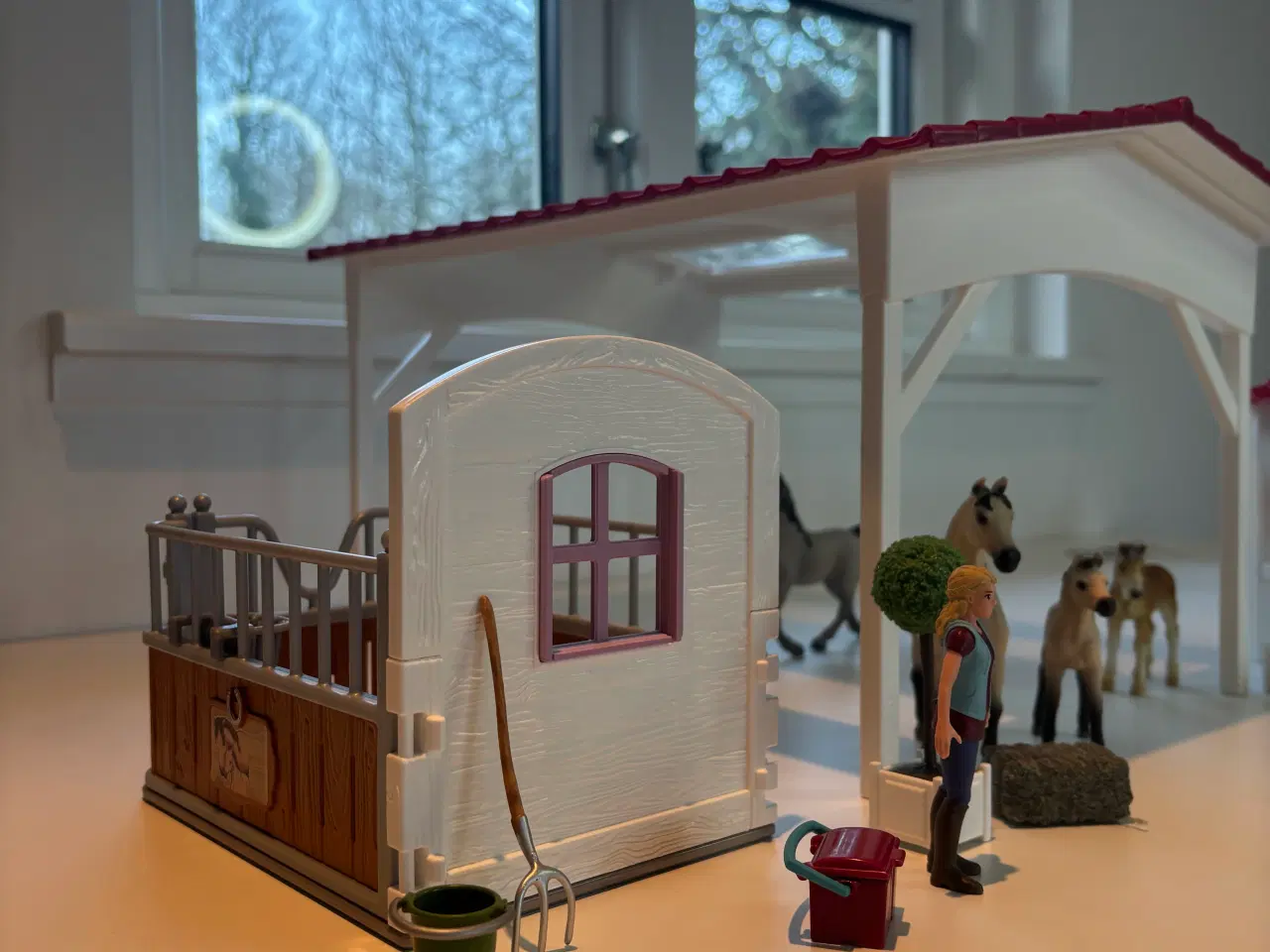 Billede 11 - Schleich stald område med 7 stk  heste