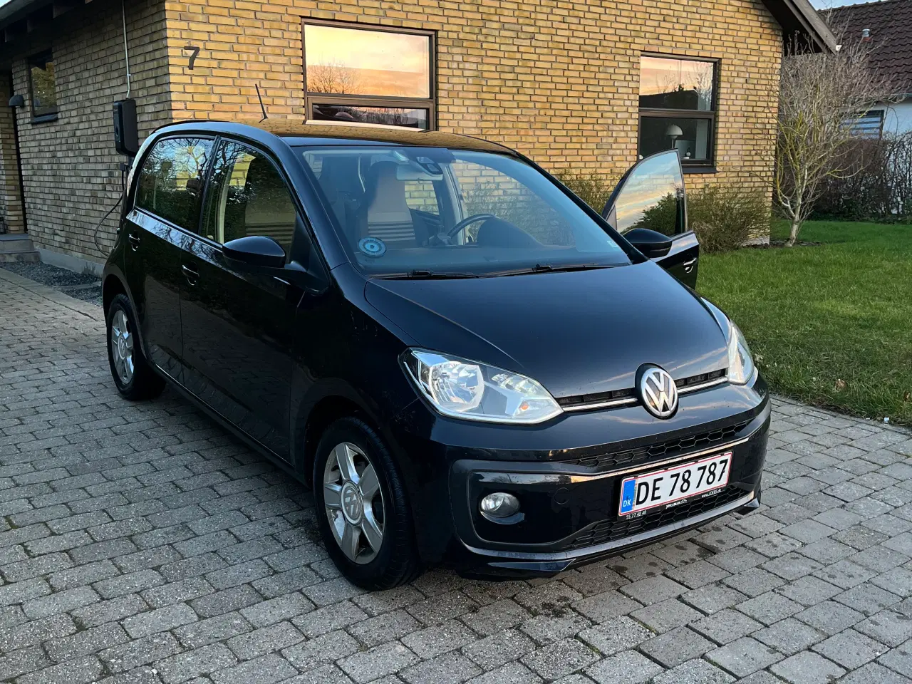 Billede 3 - Sort VW UP 1,0 