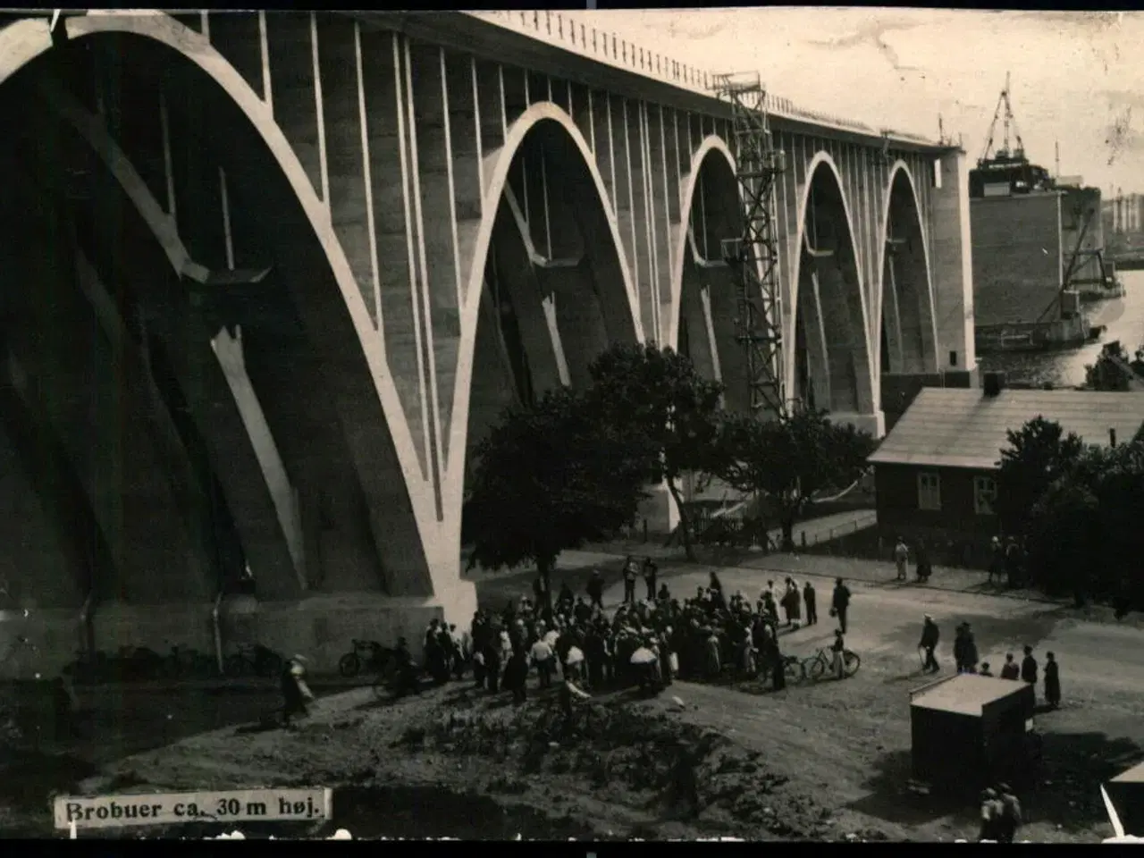 Billede 1 - Lillebæltsbroens Bygning - Brobuer ca. 30 m. Høj - Fotokort u/n - Ubrugt