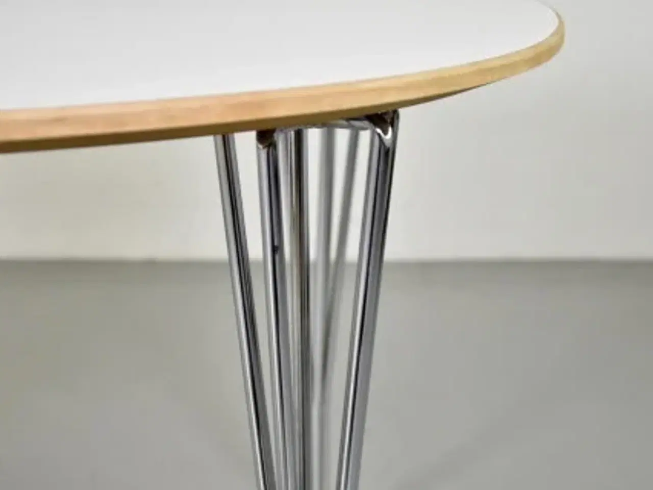 Billede 10 - Ovalt bord i hvid med træ kant