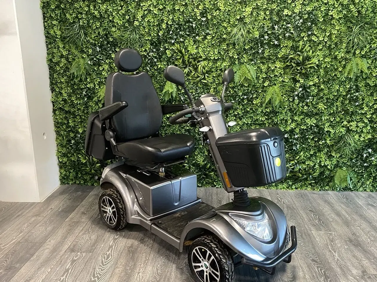 Billede 1 - LM-600 grå