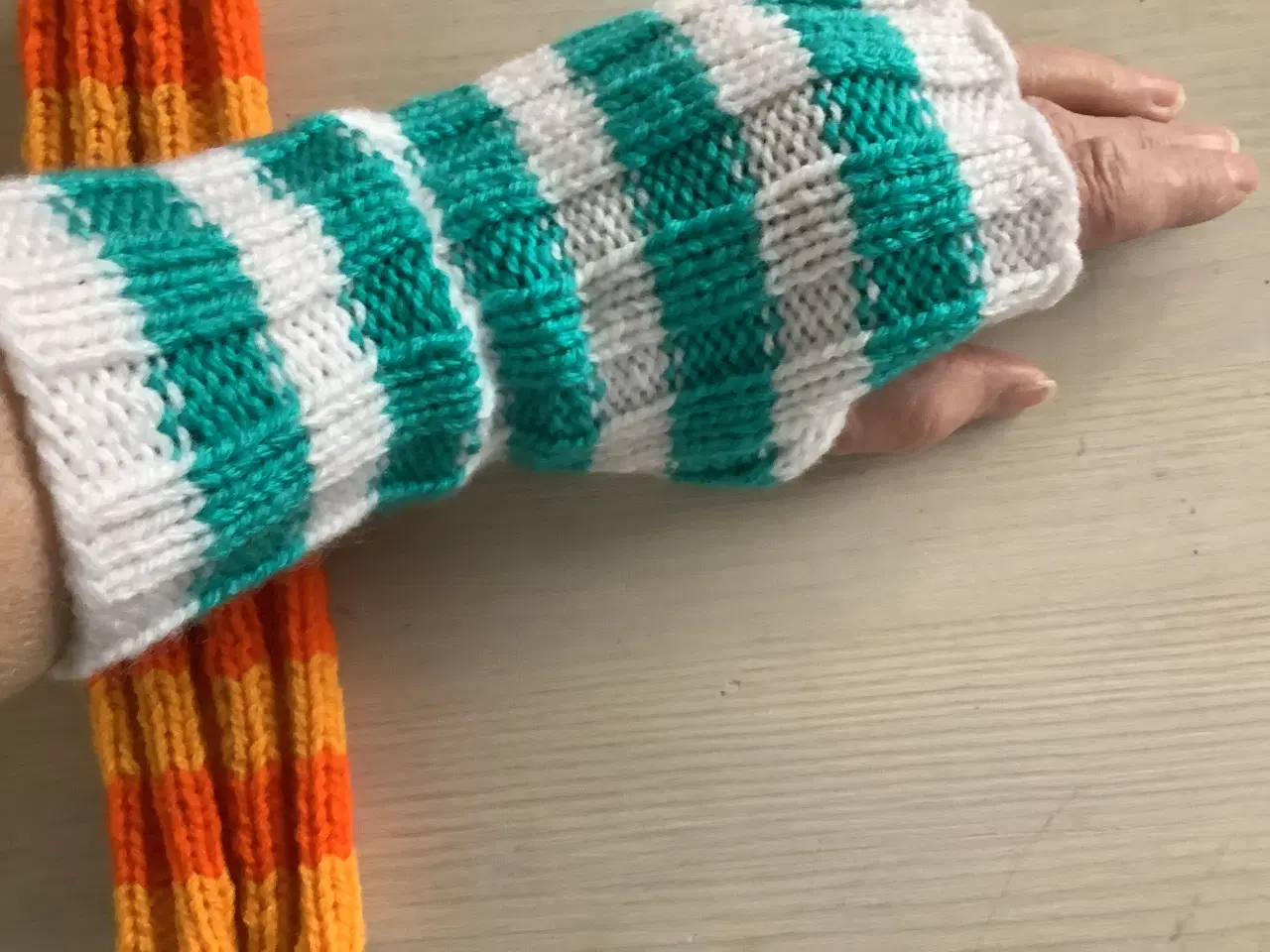 Billede 2 - Strikket pulsvarmer/handsker