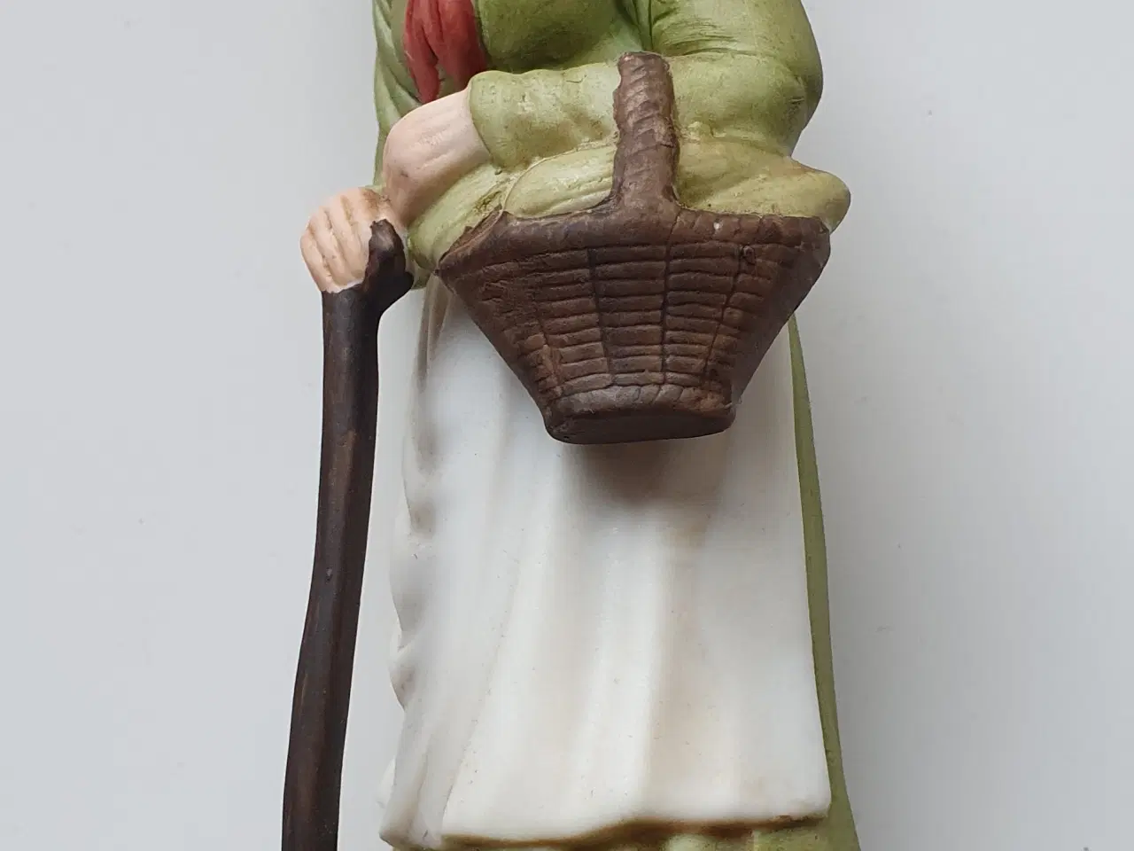 Billede 2 - Porcelænsfigur - Ældre kvinde med stok i hænderne