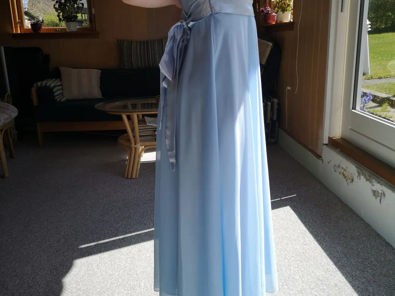 Billede 3 - Babyblå kjole med lidt blonder.