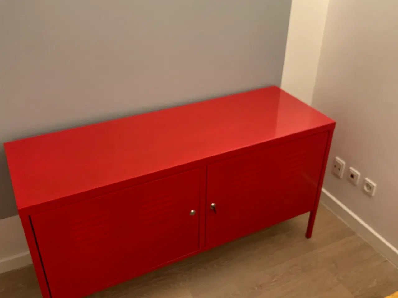 Billede 1 - Rødt tv-bord i metal