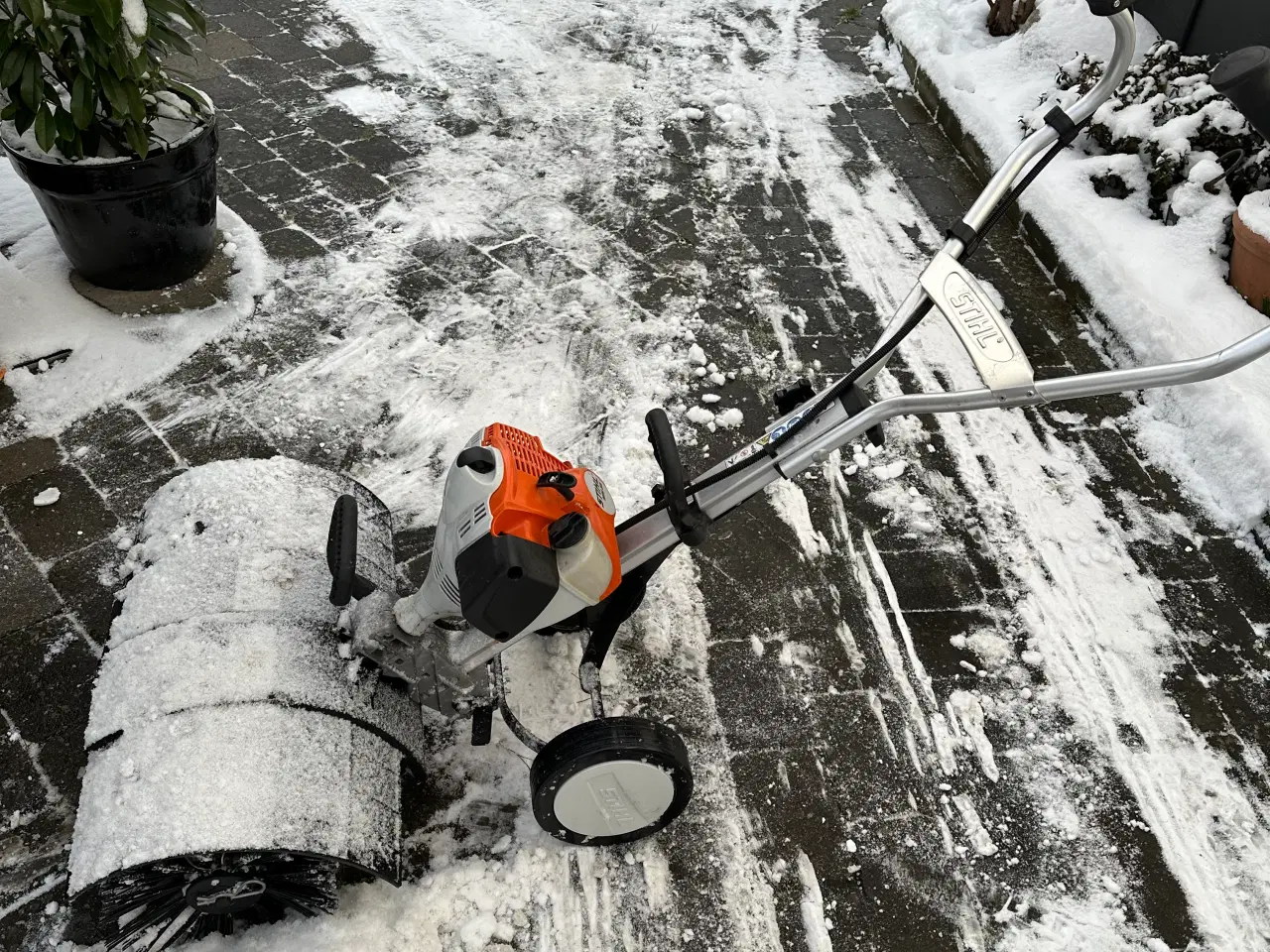 Billede 1 - Stihl Sneryder med børste/ Kantskærer /Kultivator
