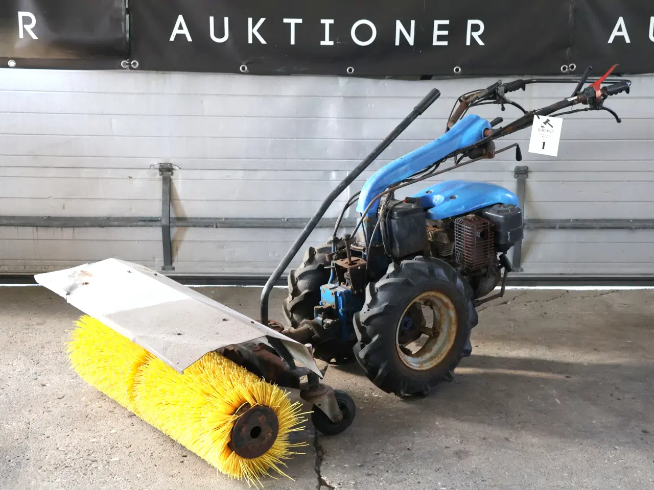 Billede 2 -  2 Hjulet traktor/redskabsbærer m/kost og el-start