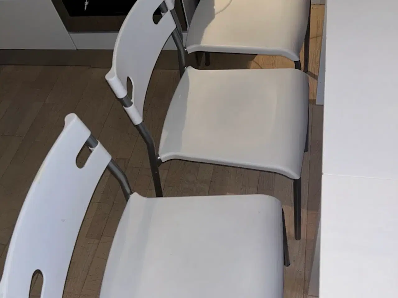 Billede 3 - Spisebord med 5 stole