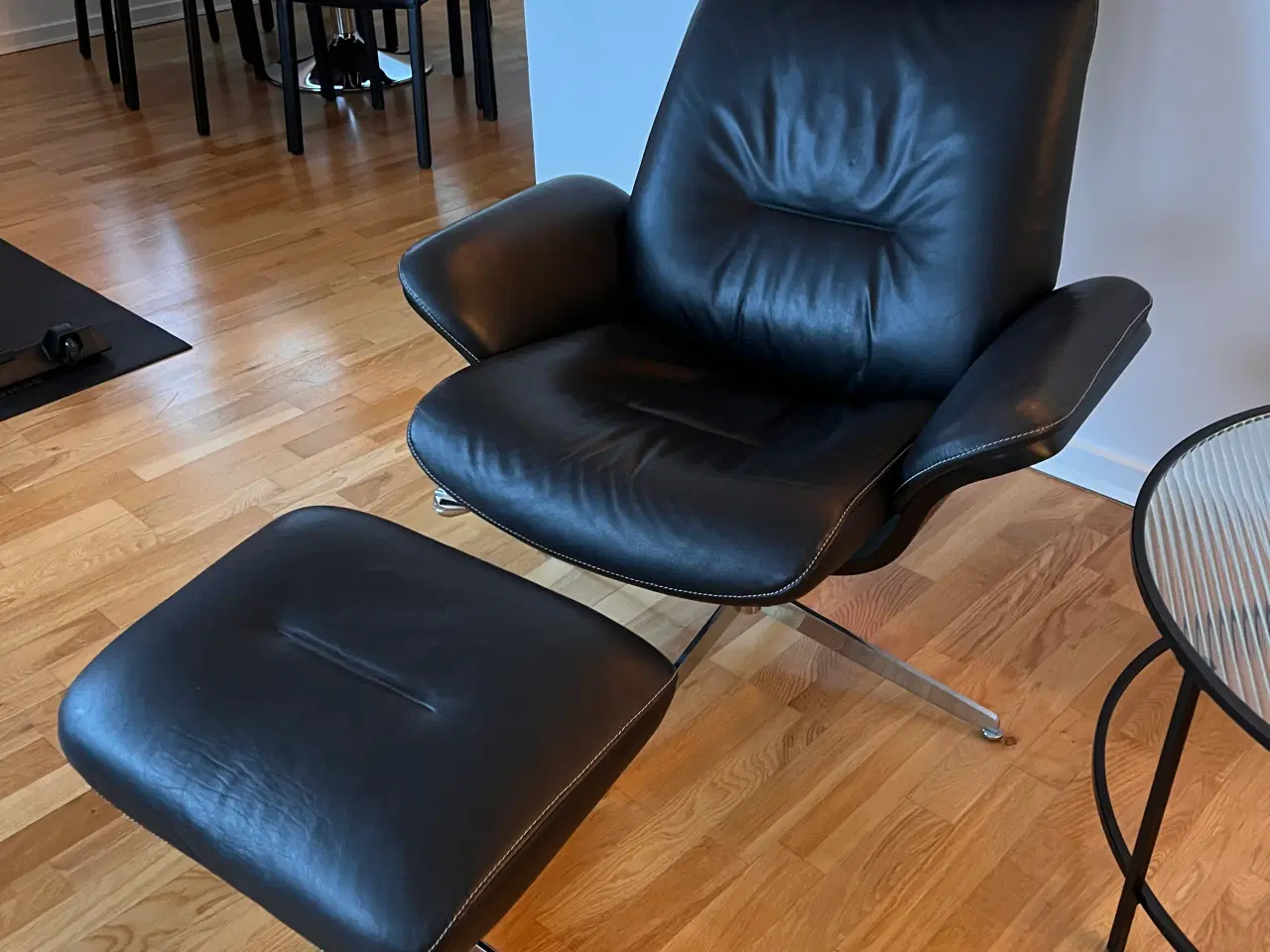 Billede 1 - Fin lænestol fra Hjellegjerde med skammel. 