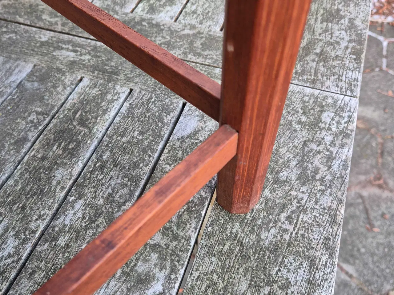 Billede 10 - Sidebord i teak med fine sandfarvede kakler