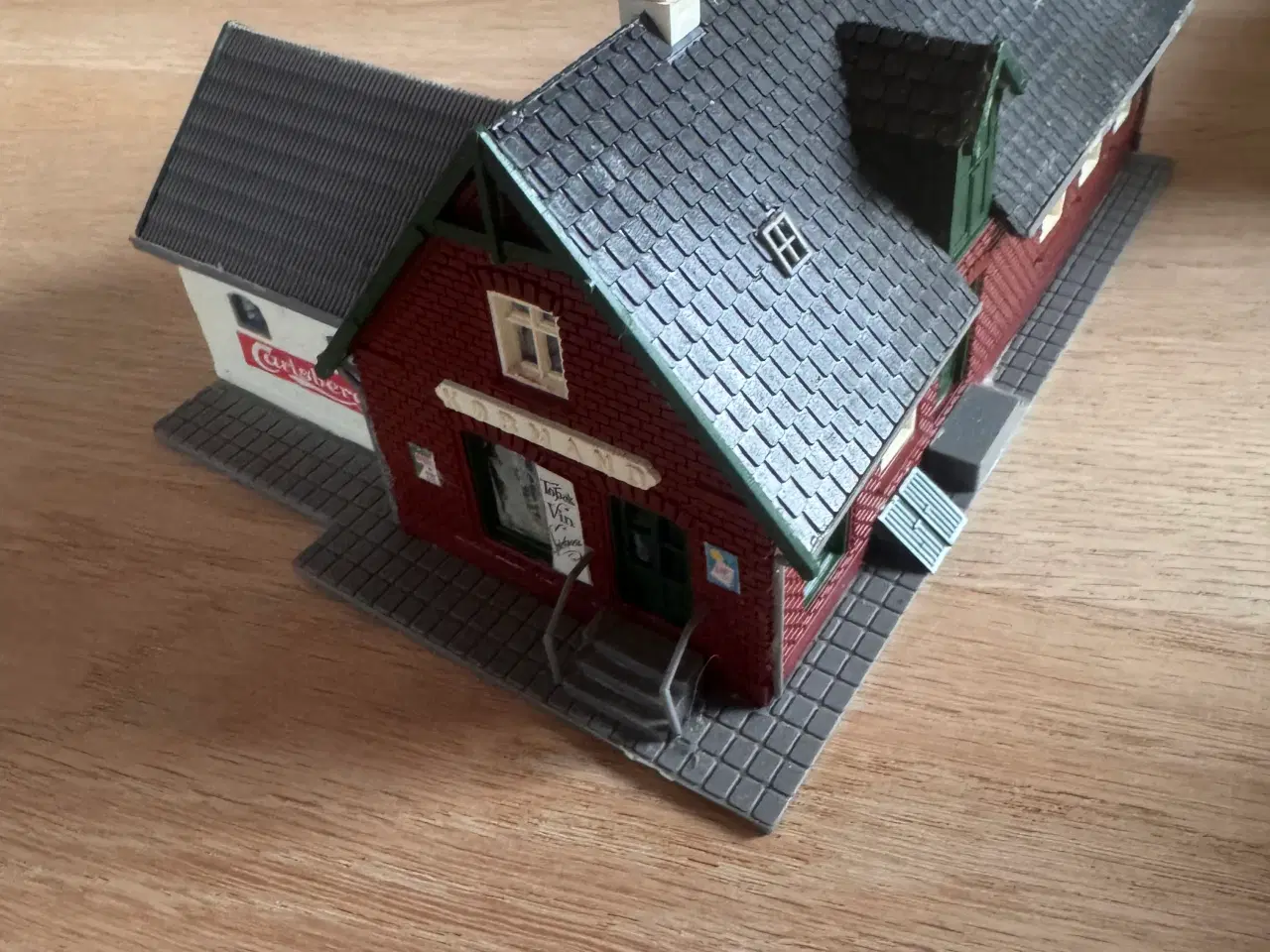 Billede 4 - Modelhuse til togbane.