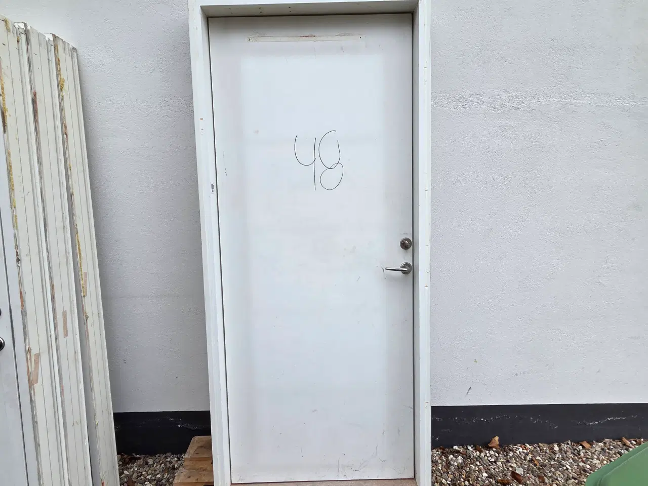 Billede 1 - Yderdør i hvidmalet fyrretræ