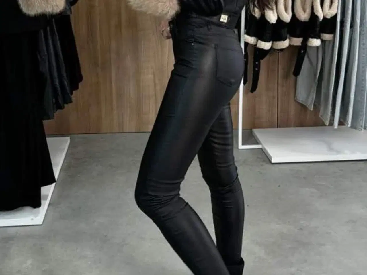 Billede 2 - Læderlook jeans 