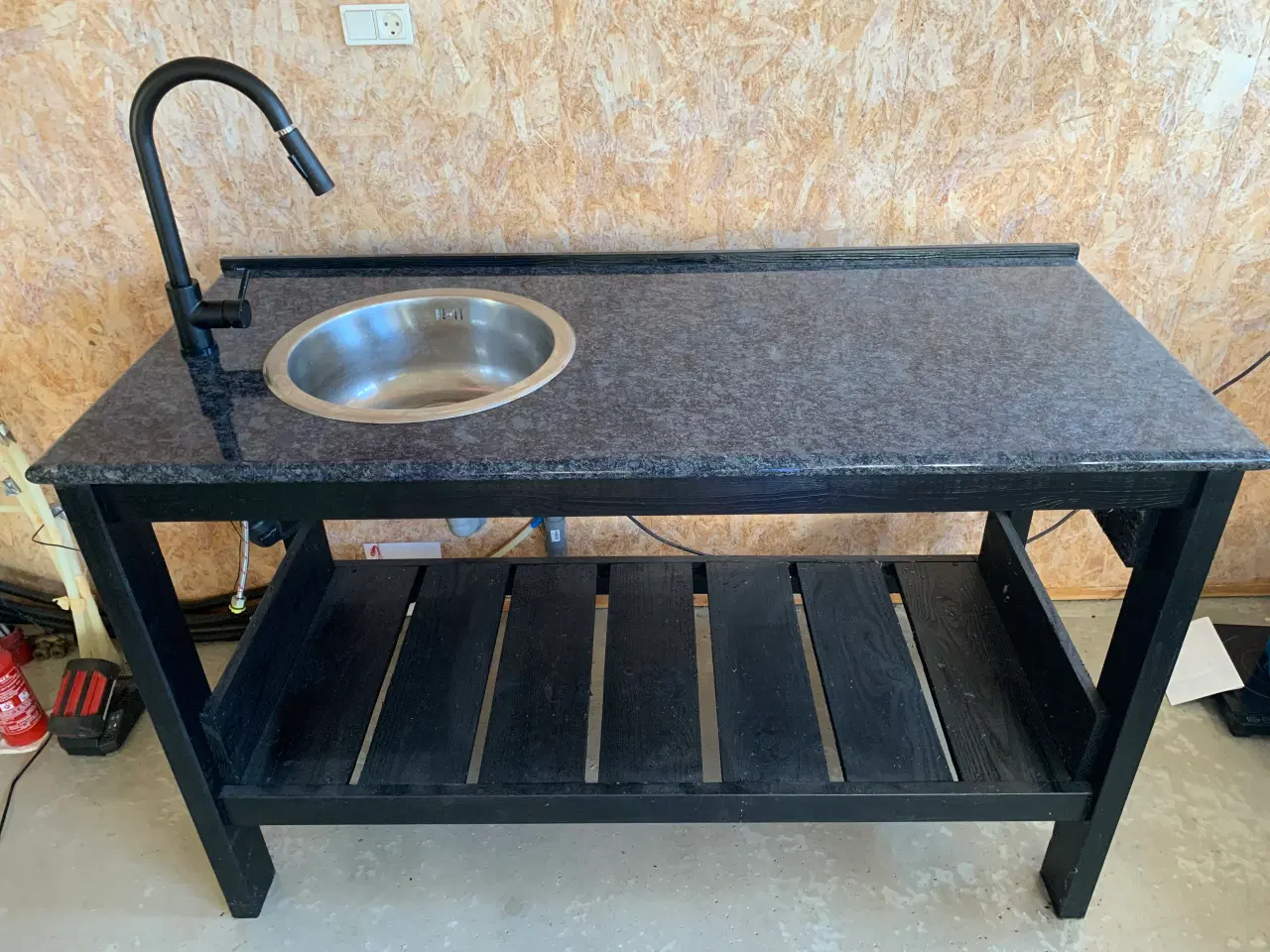 Billede 1 - 2 Ude - køkkenborde med granit bordplader
