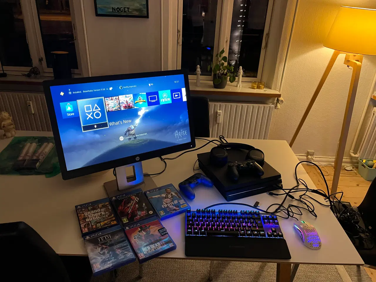 Billede 1 - PS4 pro med skærm og tilbehør.