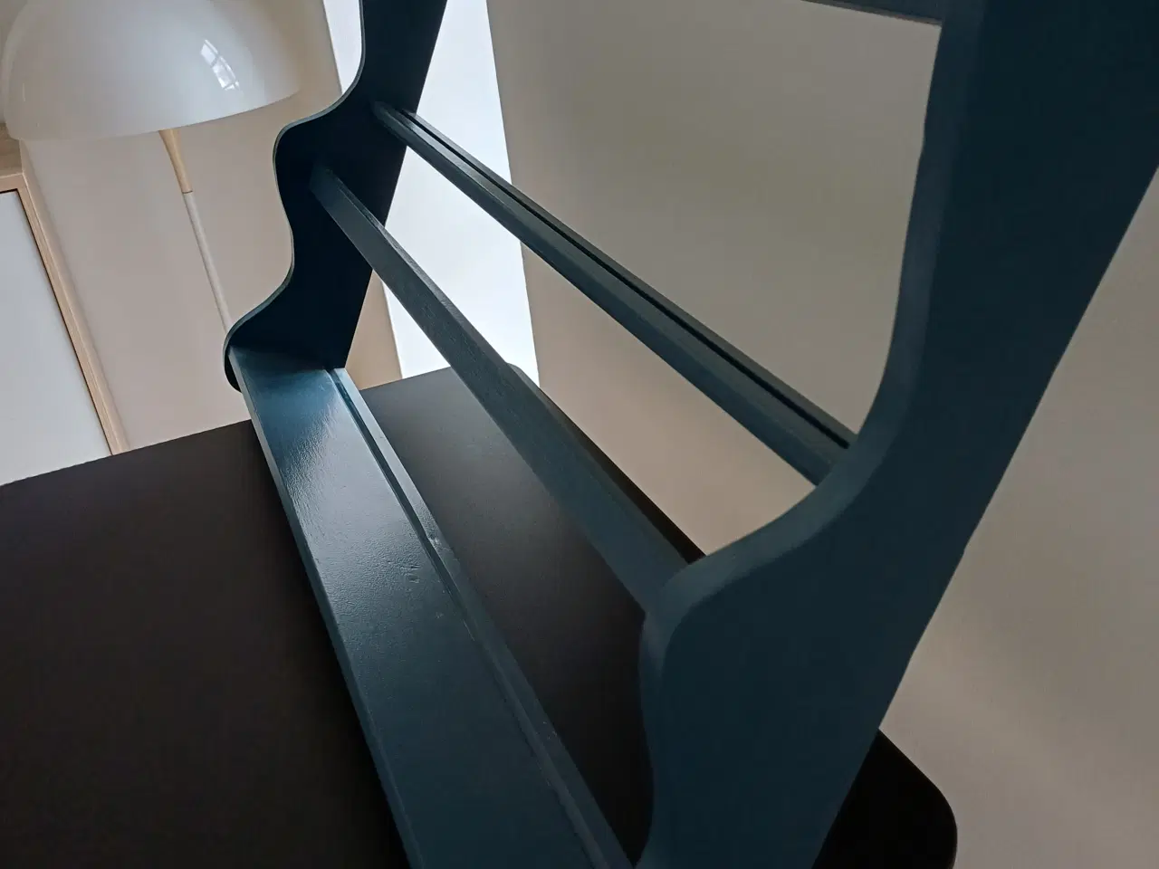 Billede 4 - Almueblå tallerkenrække/boghylde