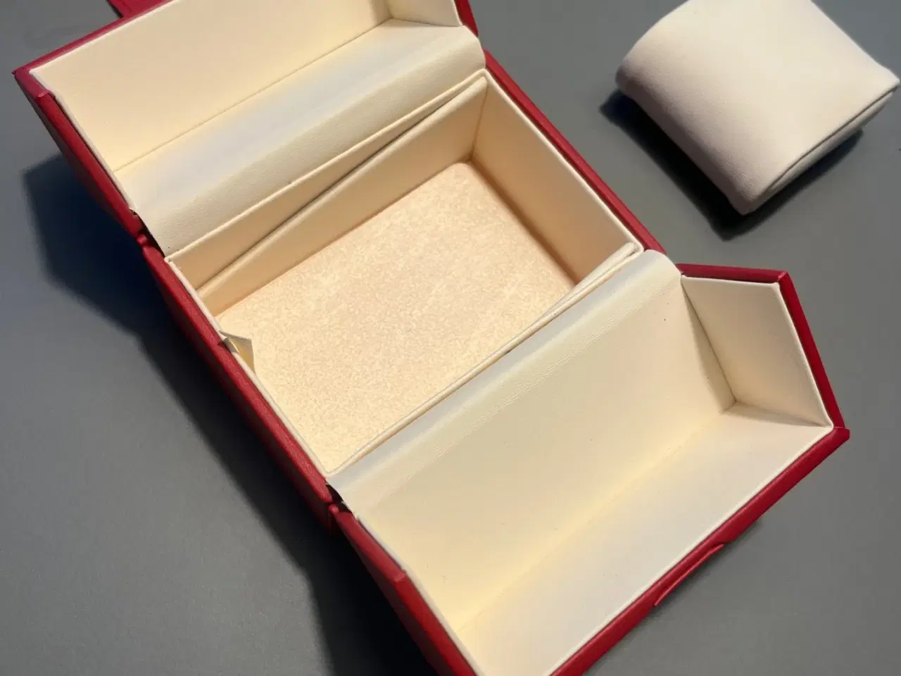 Billede 3 - Flot rød Omega ur box til ur