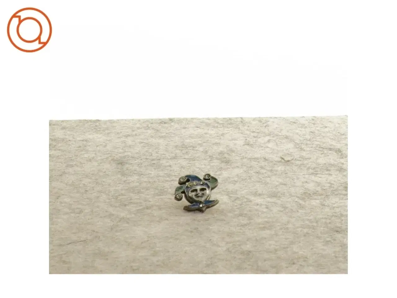 Billede 2 - Pin med joker/hofnar (str. 2 x 2 cm)