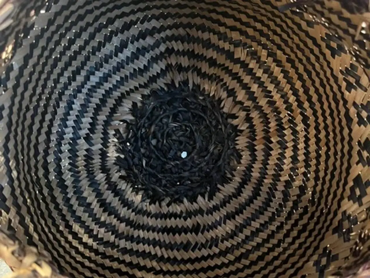 Billede 5 - Flettet kurv i naturmateriale med mønster og hanke