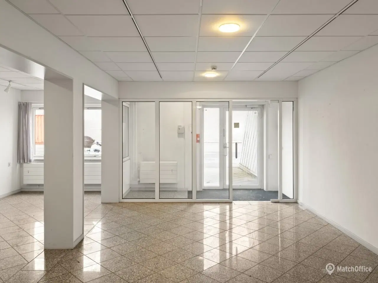 Billede 27 - Højloftet lager m. 26 porte