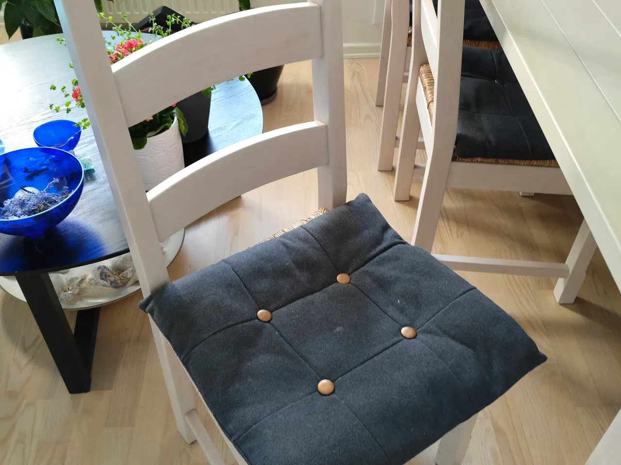 Billede 5 - Stort flot solidt spisebord og 10 skønne stole