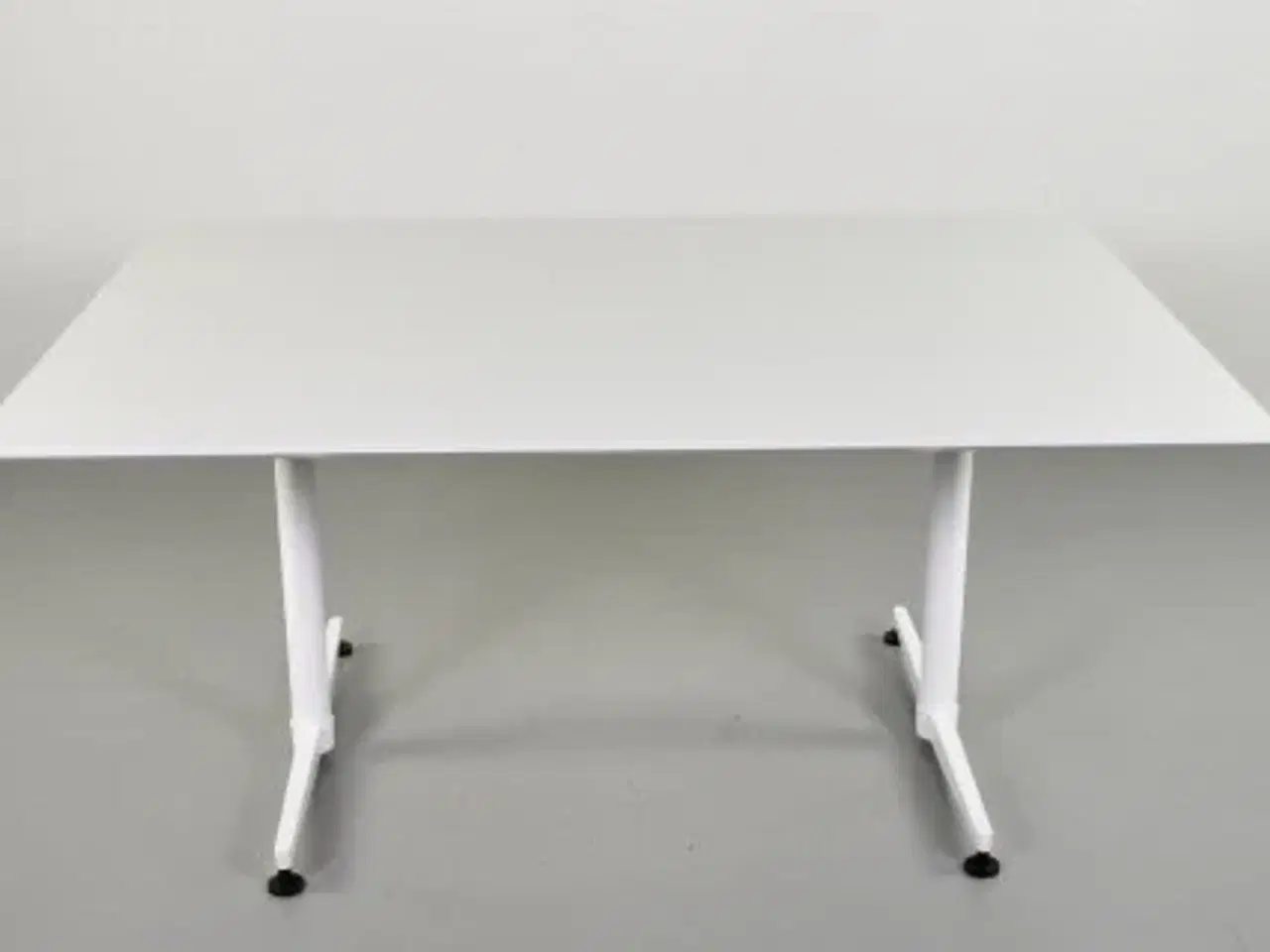 Billede 1 - Konferencebord med hvid plade og hvidt stel