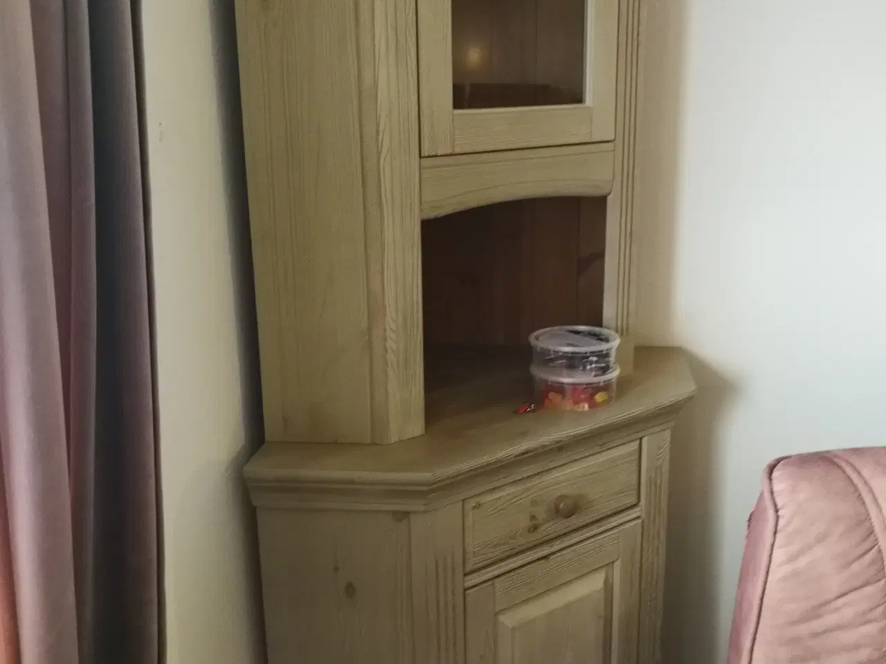 Billede 2 - Spisebord, vitrineskab, hjørneskab