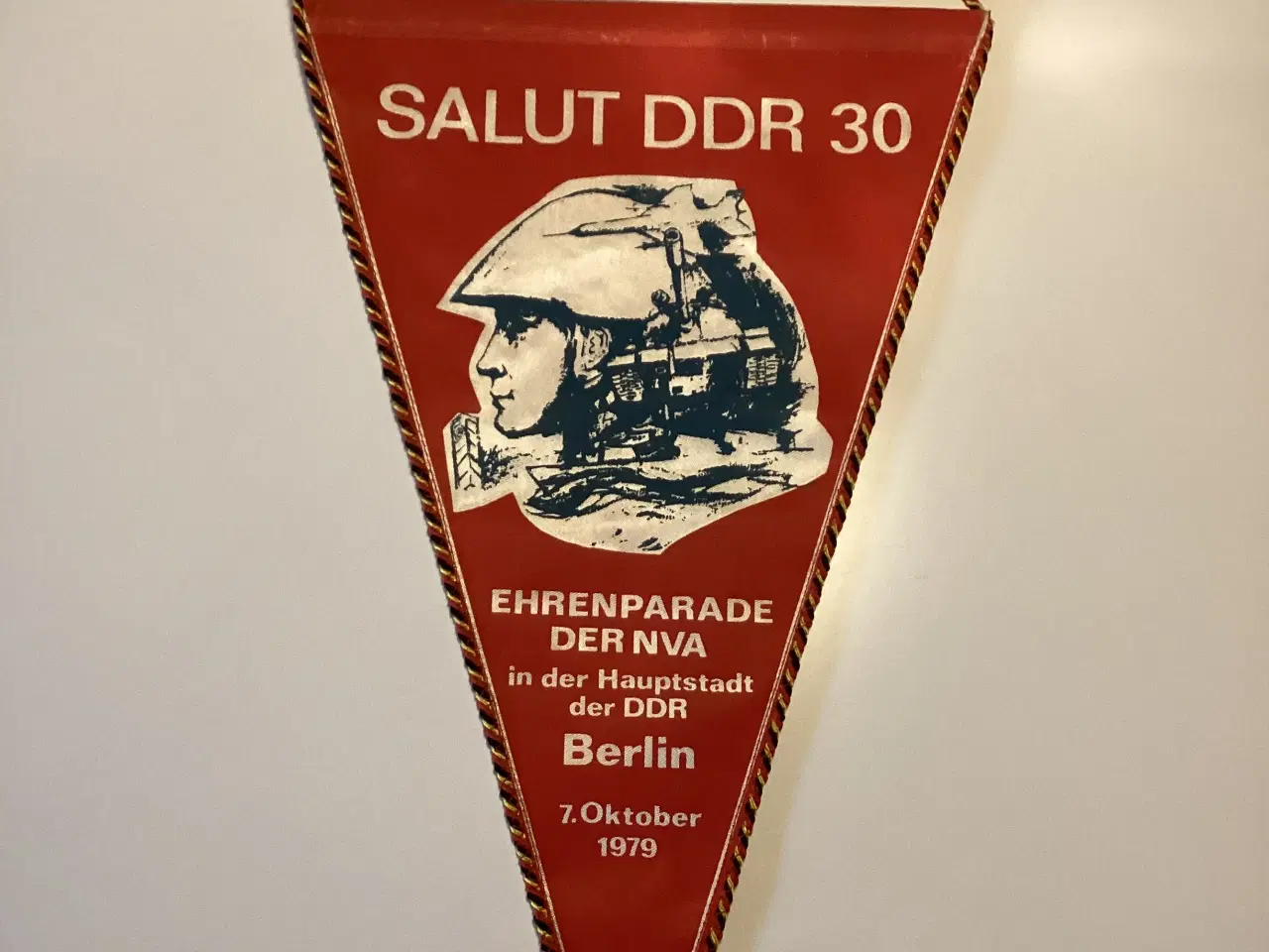 Billede 1 - Vimpel fra DDR med emblem