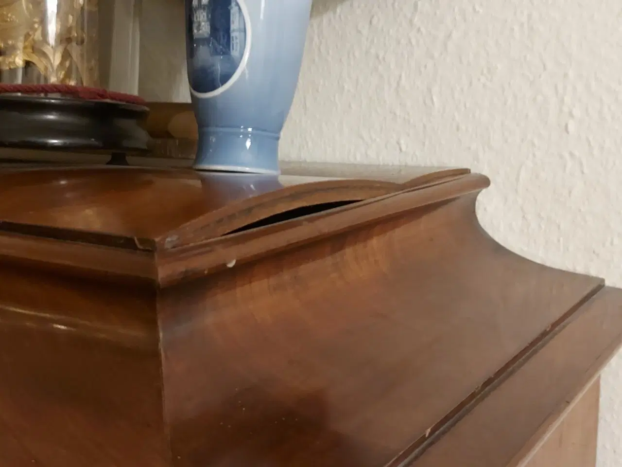 Billede 2 - Høj kommode i flot finish