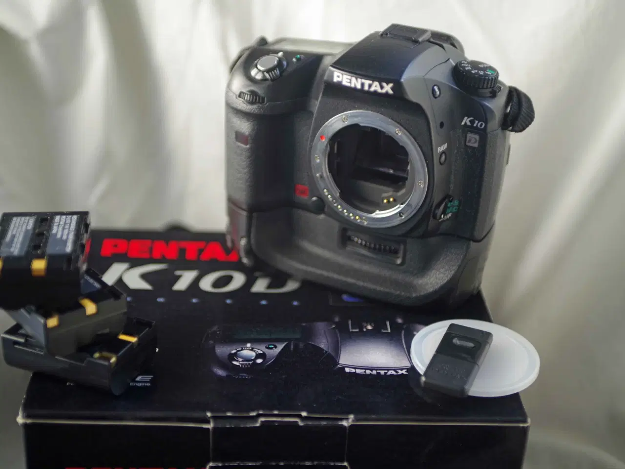 Billede 1 - Pentax K10D kamerahus, batterigreb og 3 batterier
