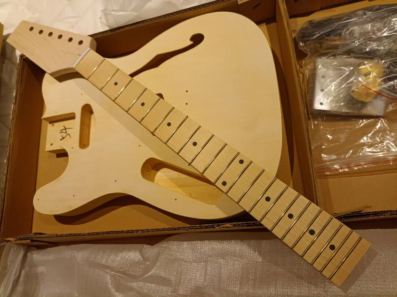 Billede 5 - Guitar kit Venstrehånds Tele Thinline Stil