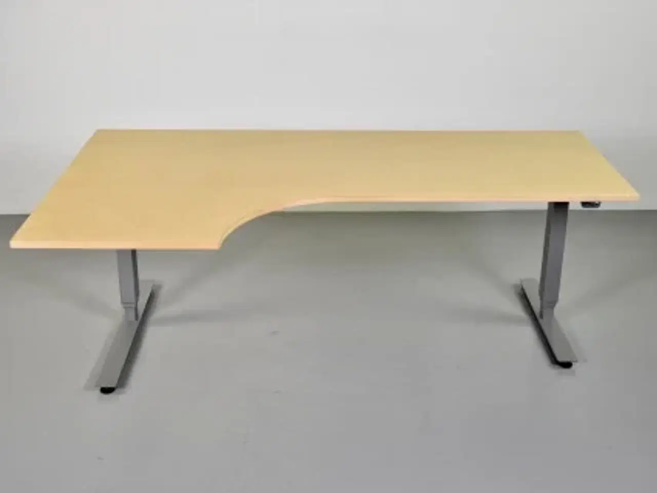 Billede 1 - Hæve-/sænkebord i ahorn med venstresving, 200 cm.