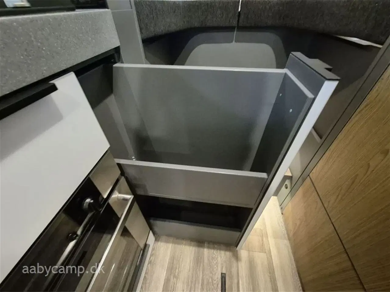 Billede 24 - 2025 - Niesmann+Bischoff Arto 78   solceller. 3x150 Ah lithium batterier. 3000w inverter. Elektrisk markise. Udv. gas/vand. Helårsdæk. 2x TV. Duo control. luft undervogn. Hydrauliske støtteben.