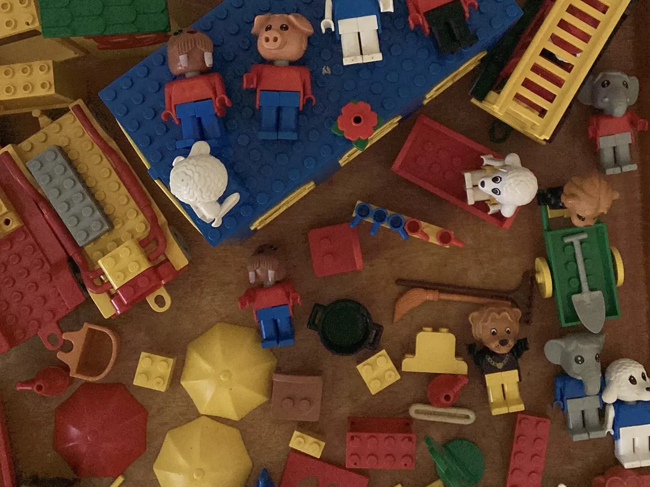 Billede 4 - Lego- Fabuland klodser, garage, køretøjer, figurer