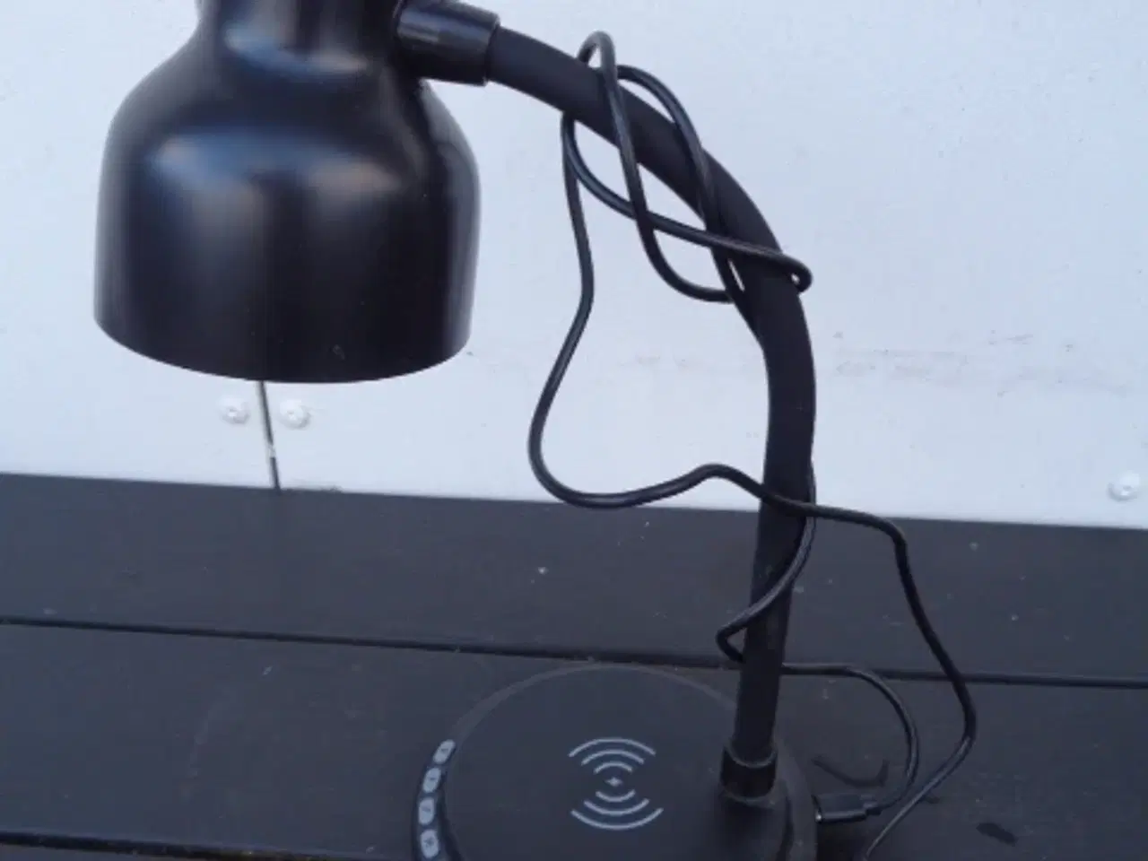 Billede 1 - Bordlampe med højtaler og oplader