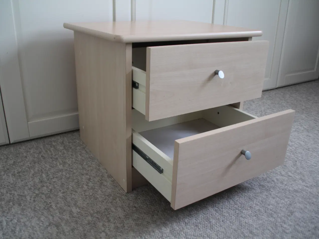 Billede 2 - Sengebord med skuffer 48cm.