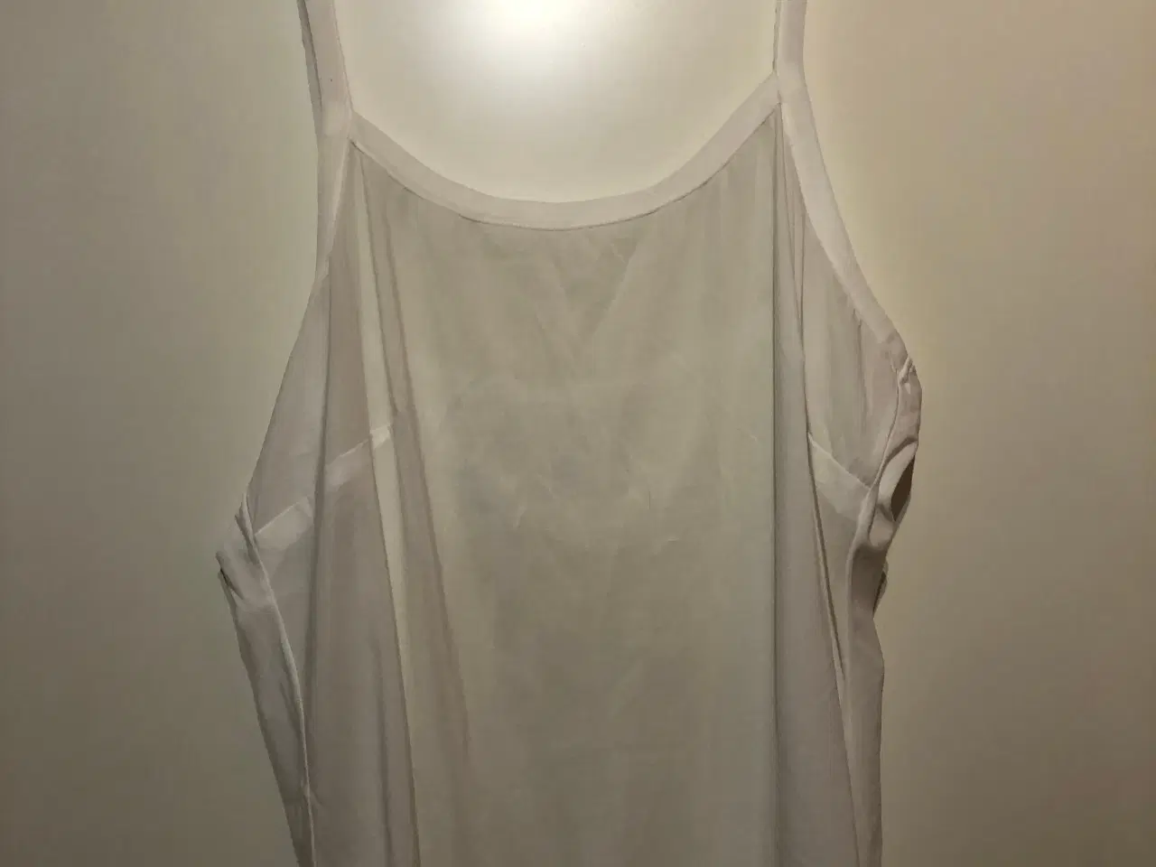 Billede 3 - Bluse i gennemsigtig stof med tilhørende hvid top