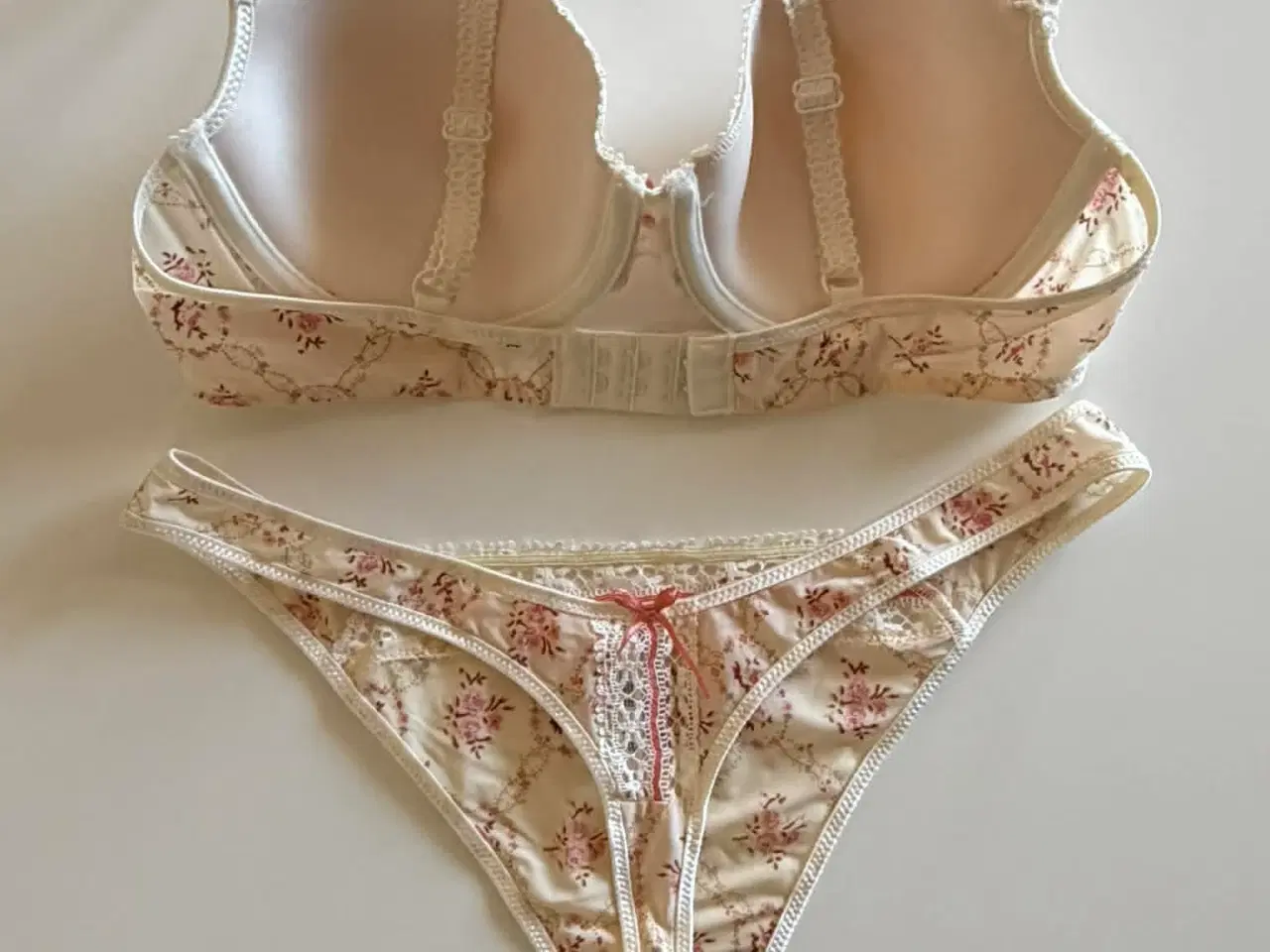 Billede 3 - Passionata undertøj, bh og g-streng, str. 75C/42